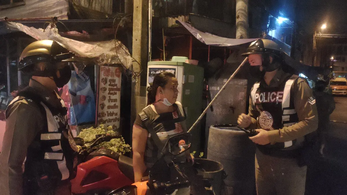 เมียเลือดขึ้นหน้า เจอผัวมีอะไรกับกิ๊กคาห้อง คว้ามีดฟันหัวเลือดอาบ