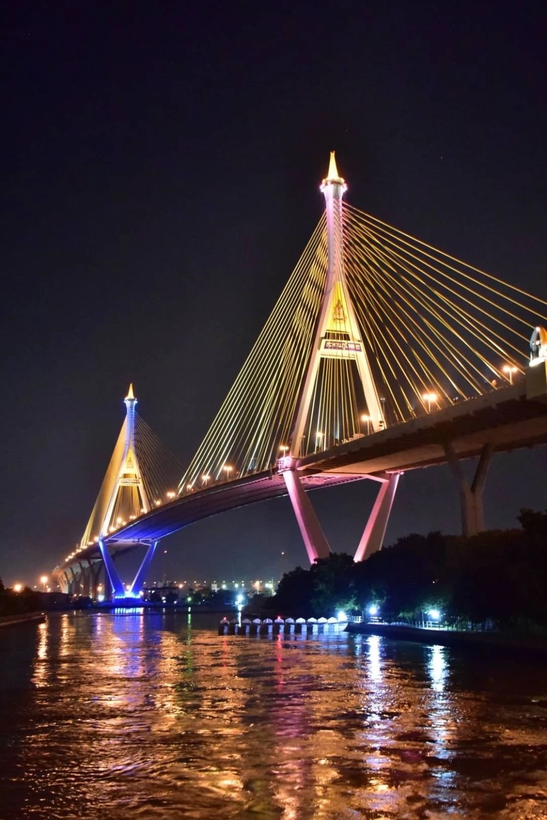 สีสันวันลอยกระทง ชมทัศนียภาพไฟประดับสะพานข้ามแม่น้ำเจ้าพระยา (คลิป)