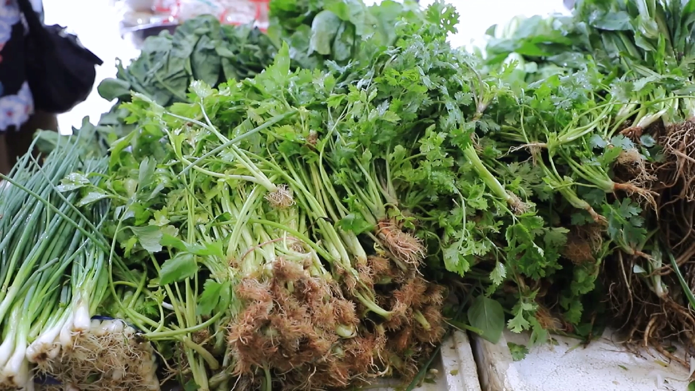 แม่ค้าแผงผักโอด ลูกค้าบ่นผักแพง ผลพวงน้ำท่วม-ราคาน้ำมัน