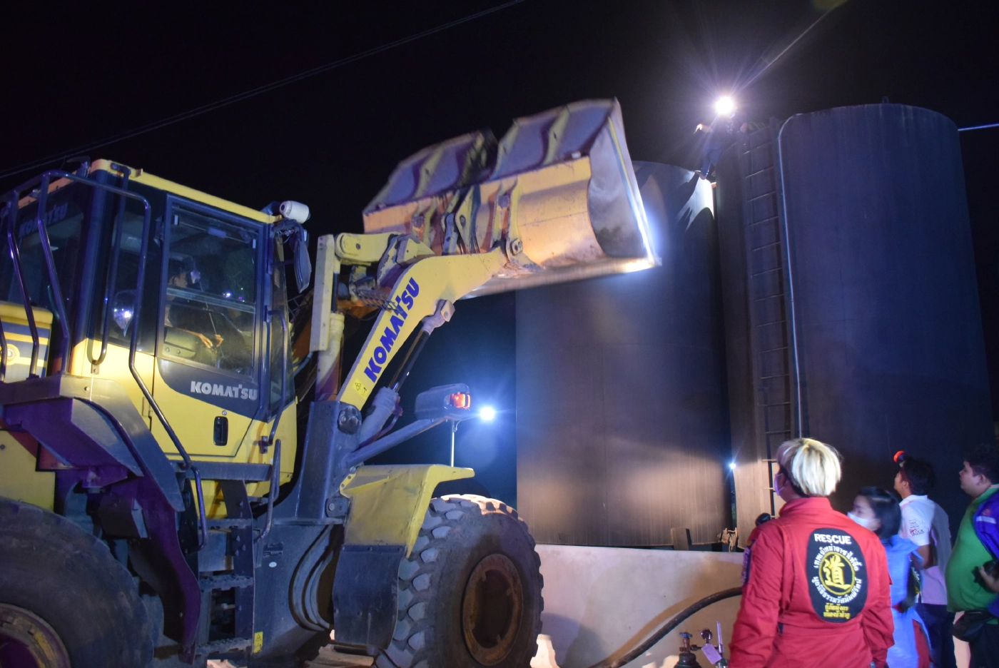 ระทึก!คนงานพลัดตกถังยางมะตอย ความสูง 5 เมตร