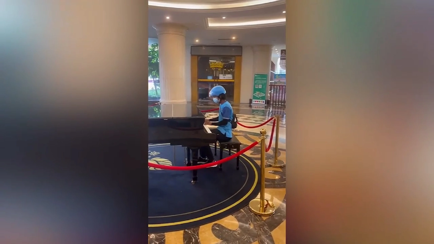 ไรเดอร์จีนโชว์ฝีมือเปียโน ไพเราะจนต้องหยุดฟัง ( คลิป )