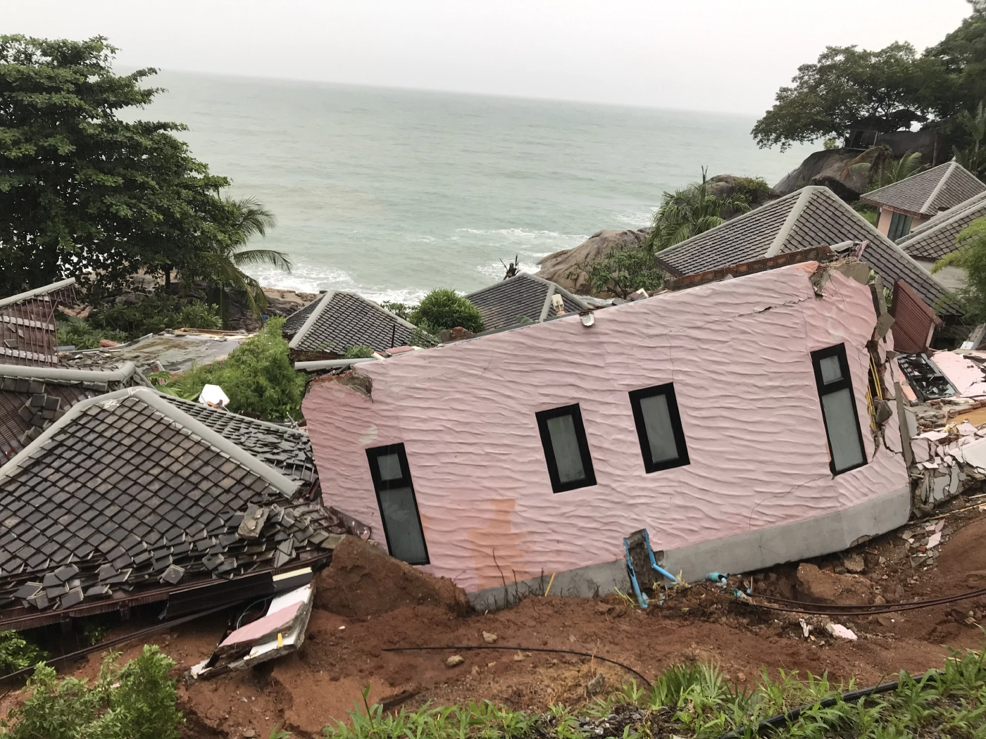 สั่งกันพื้นที่ห้ามเข้าโรงแรมเกาะสมุยถล่ม