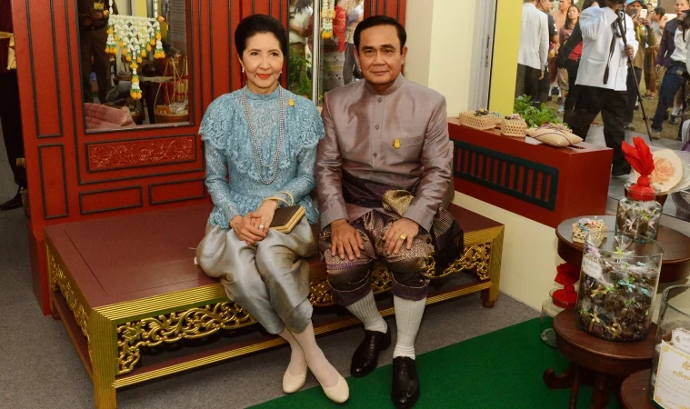นายกฯ ควง อ.น้อง แต่งผ้าไทยร่วมงานลอยกระทงวิถีใหม่เย็นนี้
