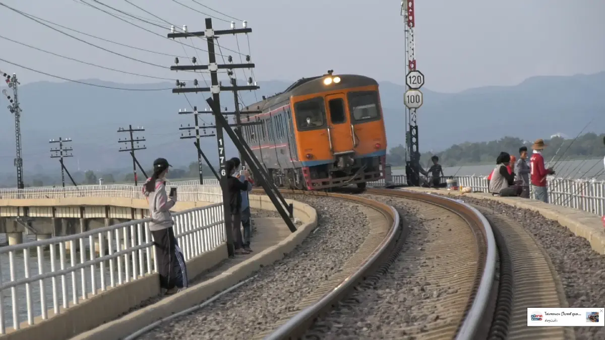 นักท่องเที่ยวแห่ชมสะพานรถไฟลอยน้ำเขื่อนป่าสักชลสิทธิ์
