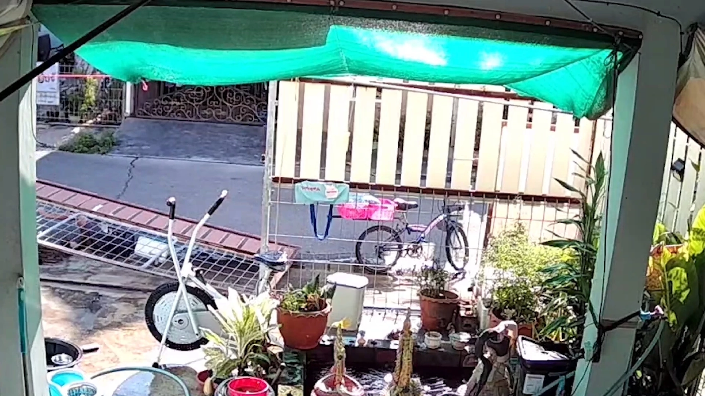 อุทาหรณ์วงจรปิดจับภาพประตูรั้วล้มทับหญิงสาวขณะหยอดน้ำมันหล่อลื่น