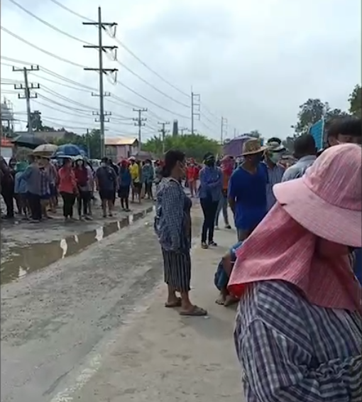 ชาวบ้านปิดถนนสุพรรณ-กรุงเทพ จี้เปิดประตูระบายน้ำ สุดระทมรับน้ำแทนคนกรุง