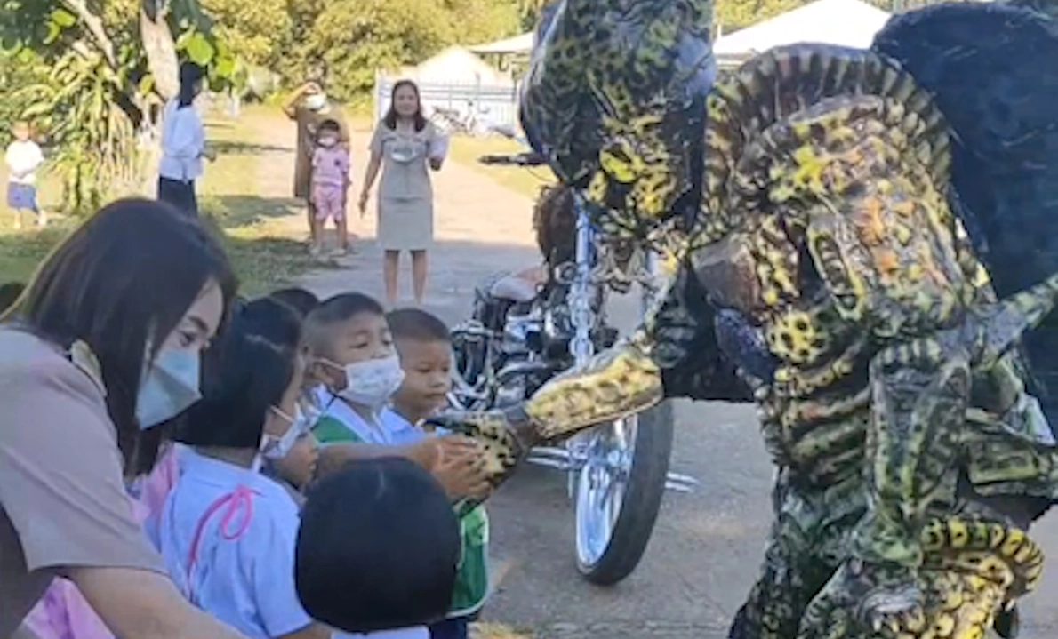 กลับมาแล้วหนุ่มมุกดาหารฉายาพรีเดเตอร์ พักร้อนสร้างสีสันให้บ้านเกิด