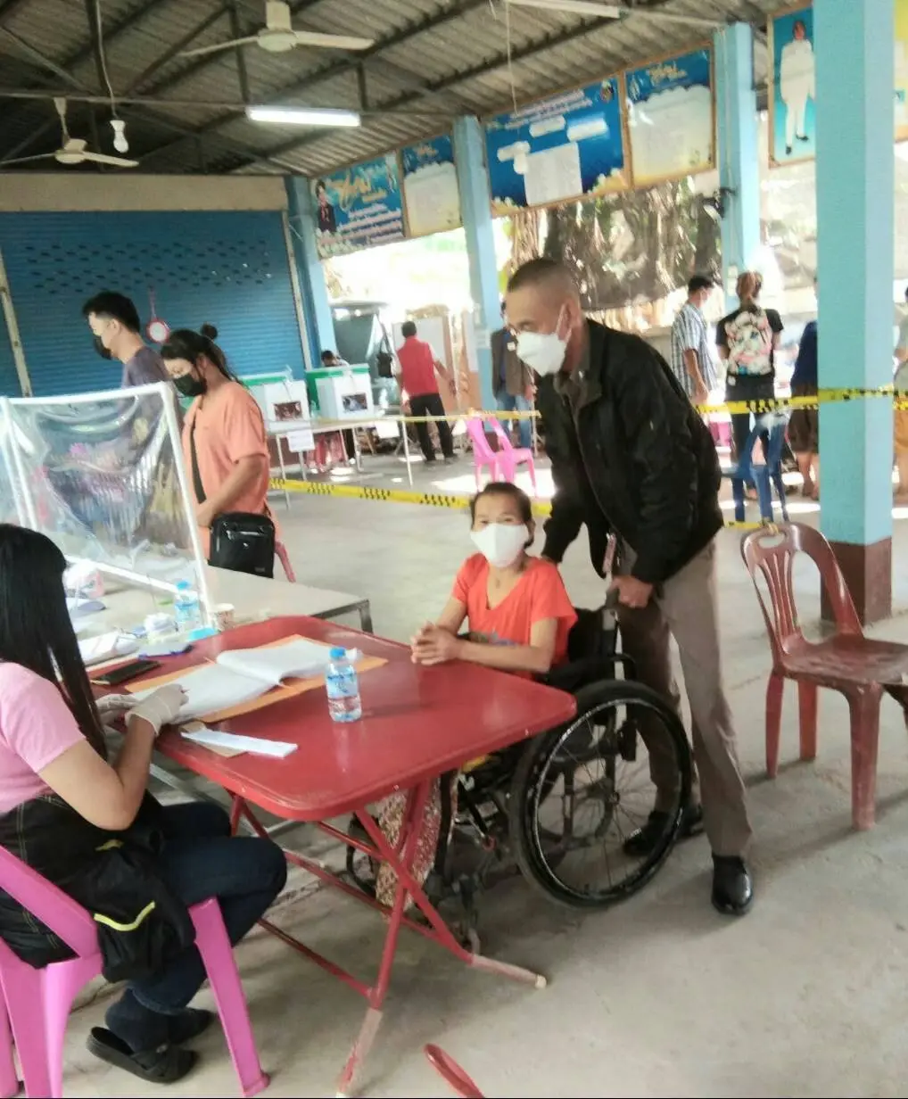 ผู้สูงอายุ-ผู้พิการหัวใจสู้รักษาสิทธิ์ ให้ลูกหลานอุ้มมาเลือกตั้งอบต.