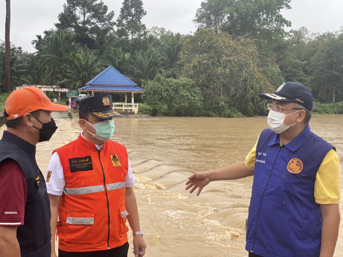 พ่อเมืองสุราษฎร์ฯ สั่งรับมือฝนตกหนักต่อเนื่อง