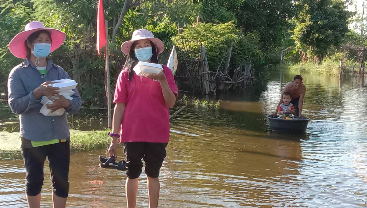 โคราชน้ำท่วมในพื้นที่อำเภอพิมายปริมาณน้ำเริ่มลดลงกู้ภัยแจกข้าวกล่อง