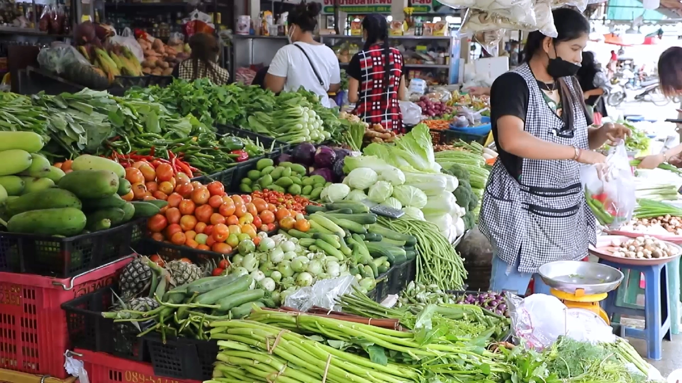 แม่ค้าแผงผักโอด ลูกค้าบ่นผักแพง ผลพวงน้ำท่วม-ราคาน้ำมัน