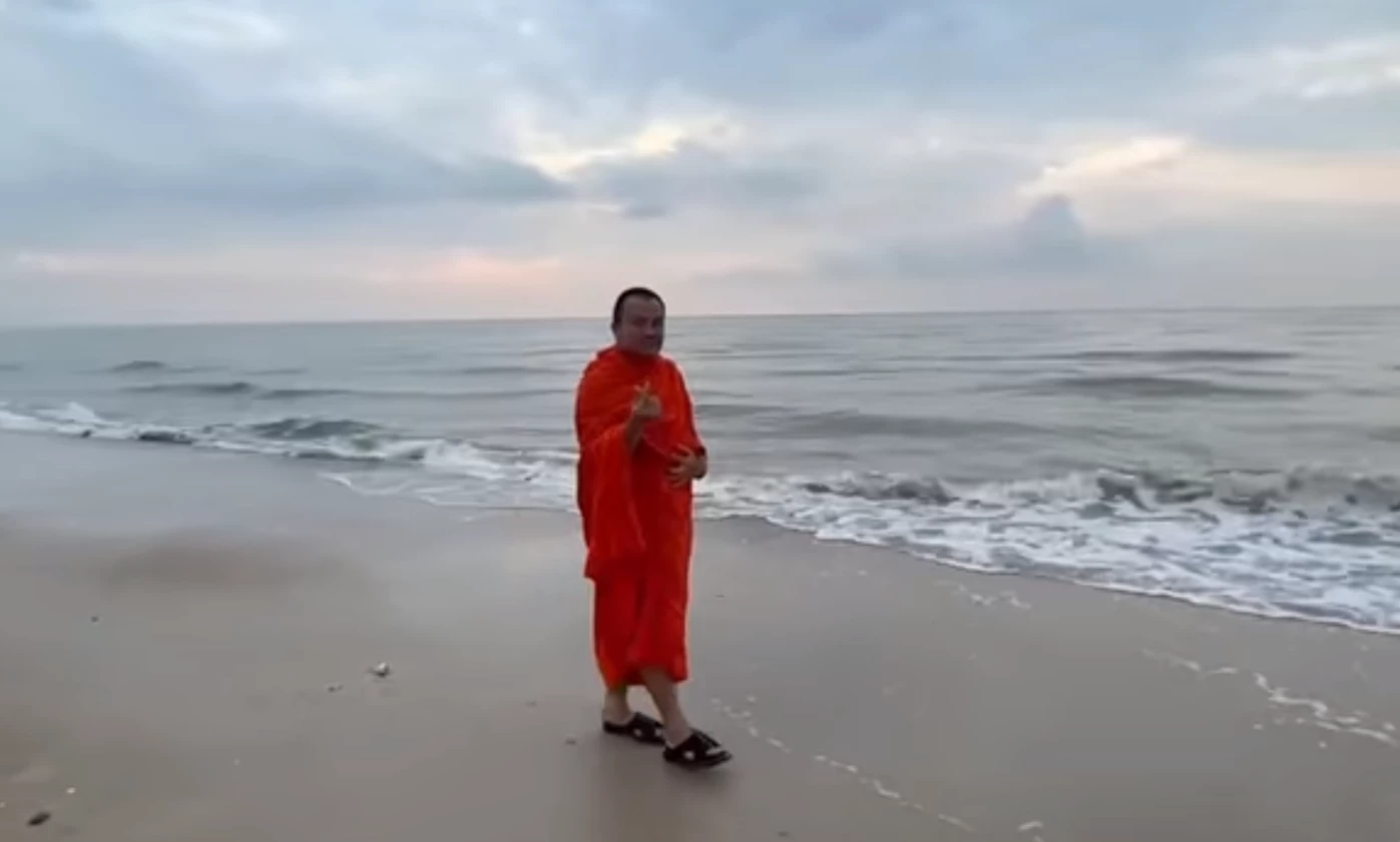 แห่แซว "พระมหาสมปอง" เดินริมทะเลคล้ายนายกฯ 