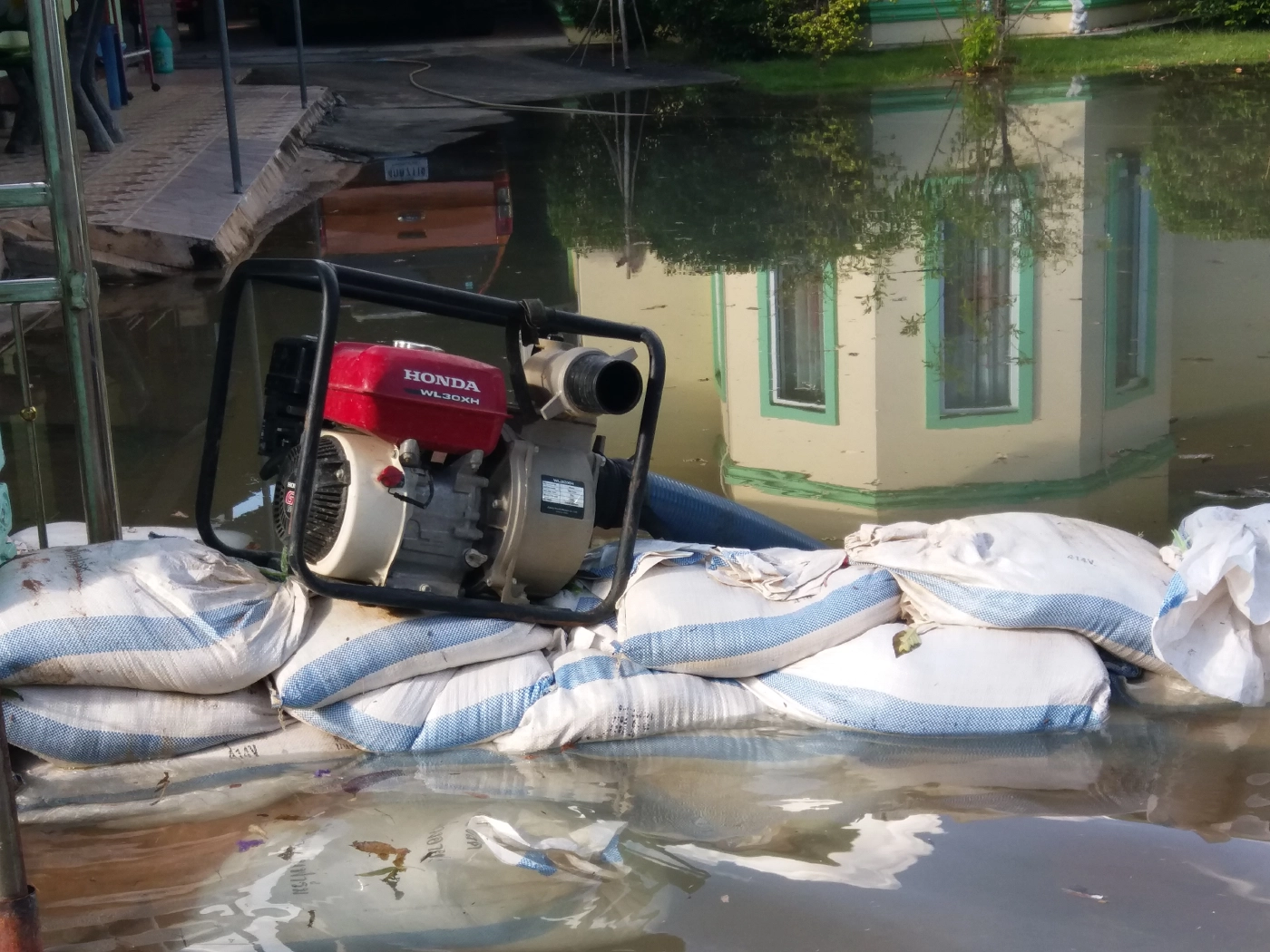 เขื่อนอุบลรัตน์ระบายน้ำ 30 ล้านน้ำชีล้นทะลักท่วมบ้านท่าขอนยาง