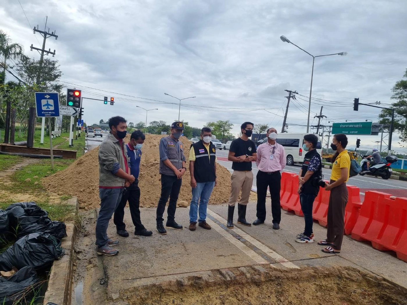 ไฟฟ้าตรังแอ่นอกรับเยียวยาสาวใหญ่ขับจยย.ตกหลุมลึก