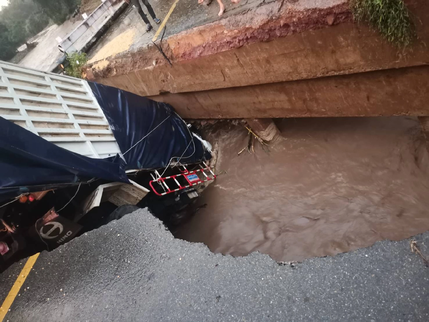 ฝนตกหนักทางแม่ฮ่องสอน-ขุนยวมถูดตัดขาดโลกภายนอก