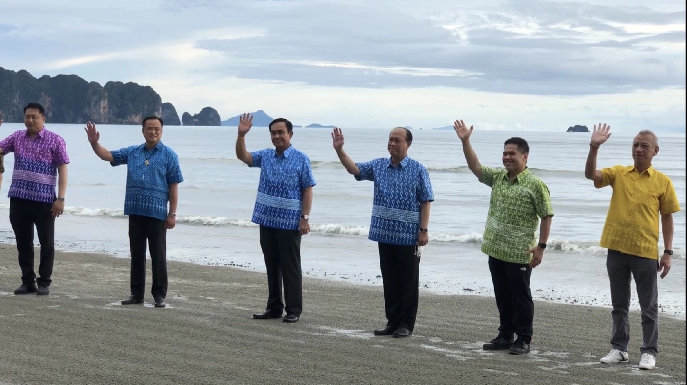 นายกฯ พร้อมคณะ สวมเสื้อพระราชทานเดินชิล "ย้ำไม่ได้มาหาเสียง"