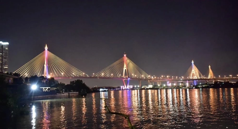 สีสันวันลอยกระทง ชมทัศนียภาพไฟประดับสะพานข้ามแม่น้ำเจ้าพระยา (คลิป)