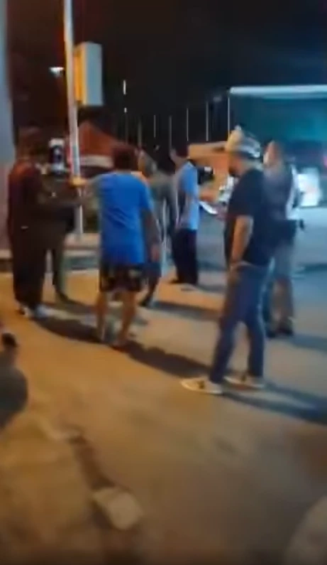 หวิดเดือด! วัยรุ่นล้อม &quot;ตร.นอกเครื่องแบบ&quot; เข้าใจใจผิดคิดว่าถูกหาเรื่อง