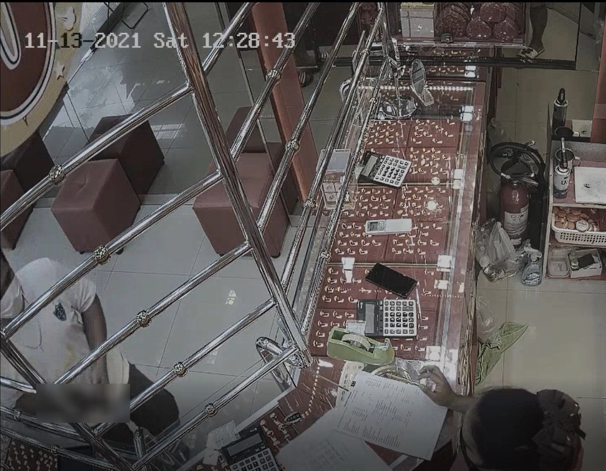 รวบแล้ว หนุ่มบุกเดี่ยวชิงทอง ร้านทองย่านพัฒนาการ อ้างโควิด หาเงินไม่ทันใช้