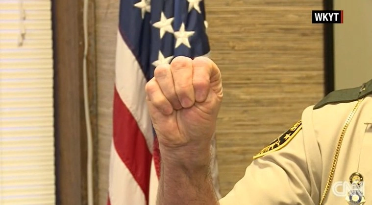 วัยรุ่นรอดชีวิตจาก "ส่งสัญญาณมือ" จำมาจากแอปTIKTOK (มีคลิป)