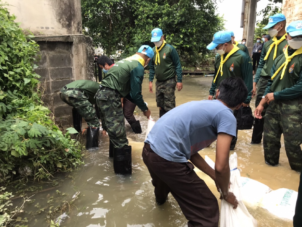 กองพลที่ 1 รอ. นำกำลังวางแนวกระสอบทรายกันน้ำเอ่อท่วมบ้าน ปชช.