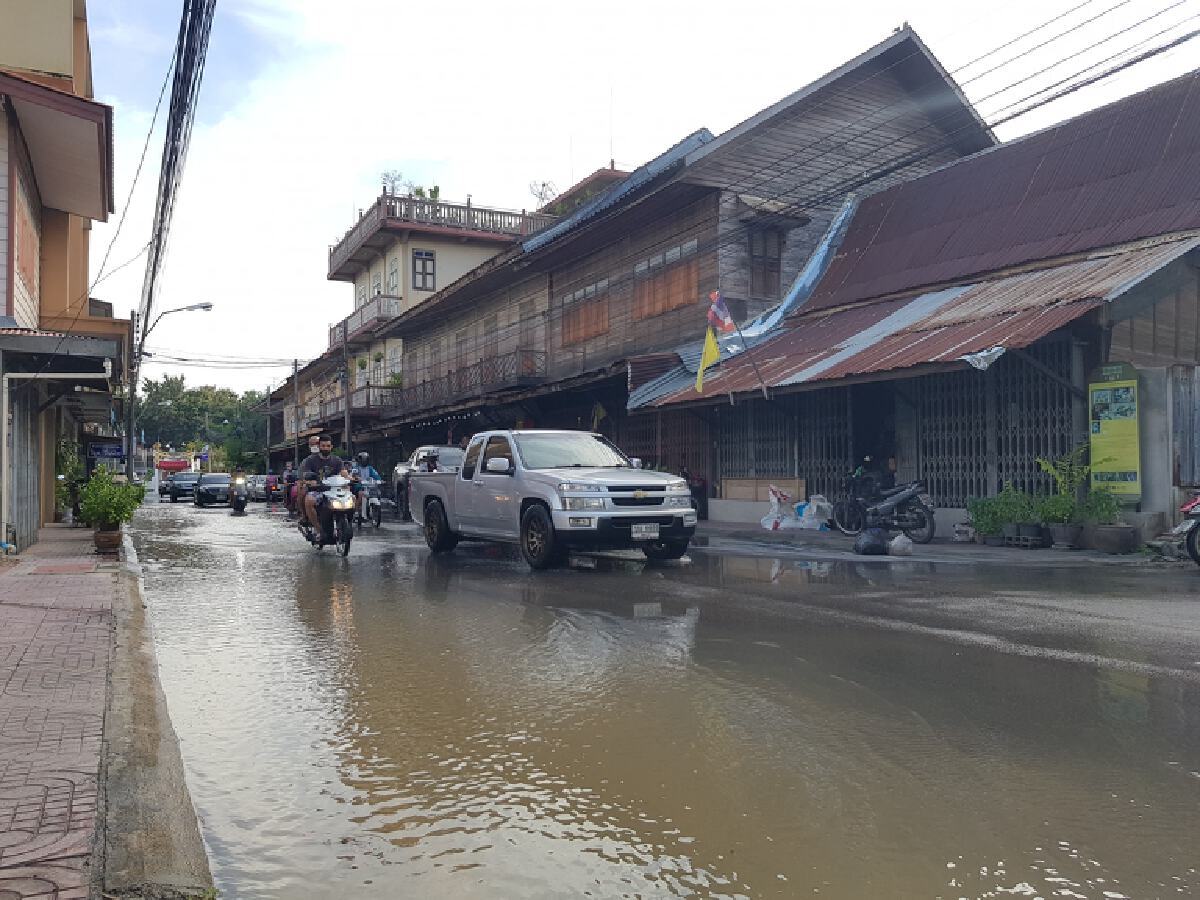 แม่น้ำเพชรบุรีเริ่มเอ่อท่วมเมืองเพชรบุรีแล้ว หลังมีคำเตือนให้ย้ายของ