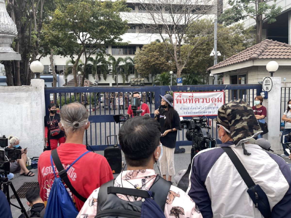 “ม็อบสามนิ้ว” ชุมนุม “ศาลอาญารัชดา” ขอยกเลิก 112 ย้ำปฏิรูปไม่เท่ากับล้มล้าง