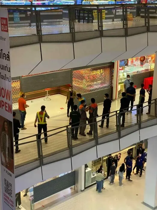 เปิดคลิปนาทีคนร้ายก่อเหตุอุกอาจปล้นร้านทองบนห้างเซ็นทรัลขอนแก่น