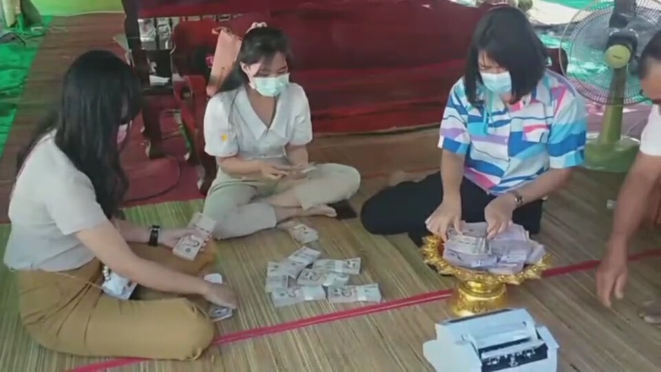 ทอดกฐินได้ปัจจัยกว่าล้านบาทหวั่นโจรปล้นต้องนำไปฝากตู้เซฟตำรวจ