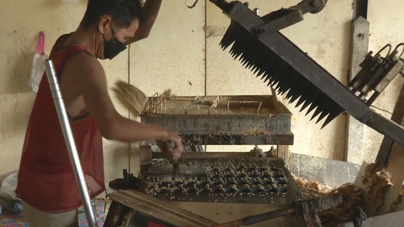 ออเดอร์เพียบ! โรงงานเร่งผลิตกระทงกรวยไอศกรีมสีสัน ส่งขายวันลอยกระทง