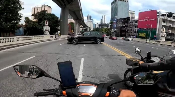 สวดยับ! รถบีเอ็มหรูป้ายแดง กลับรถกลางสะพาน ตัดหน้าจยย.-ล้มคว่ำ