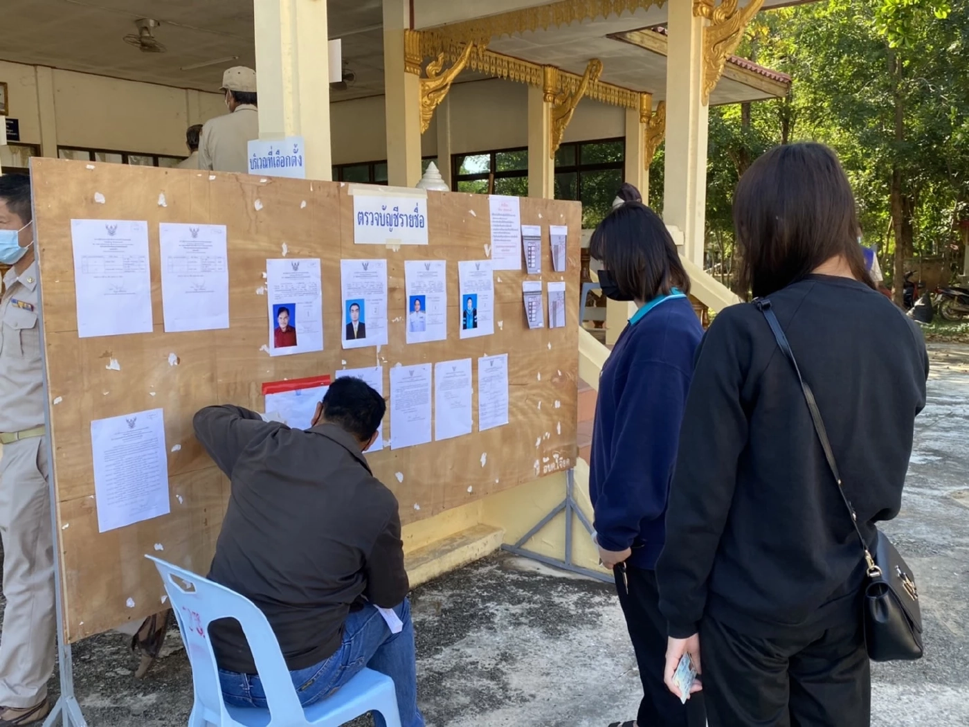 ผวจ.อุบลฯ ออกต่างอำเภอตรวจหน่วยเลือกตั้ง