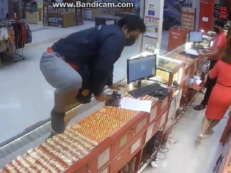 ด่วน!คนร้ายชิงทองกลางห้างชัยภูมิกวาดทอง 33 บาท