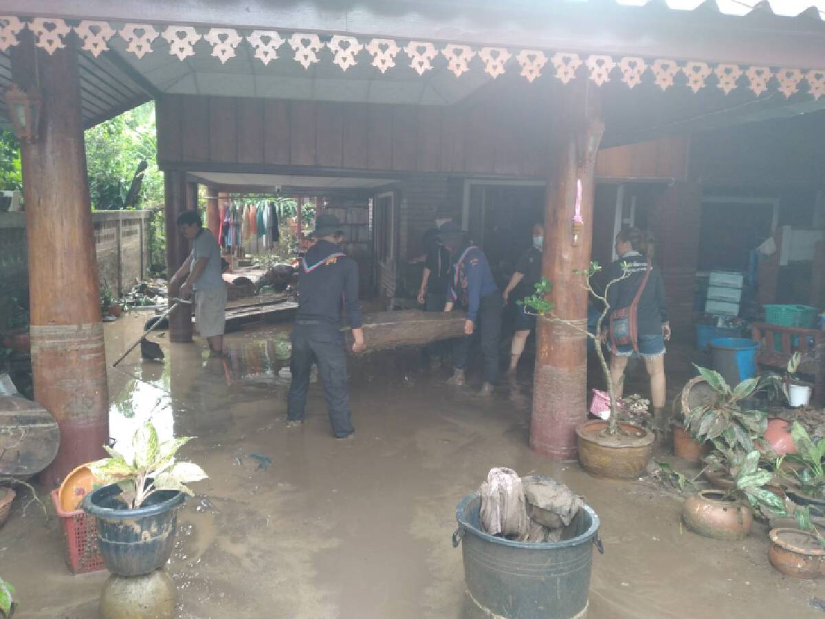 น้ำป่าซัดบ้านเรือนเสียหาย 17 หลังชาวบ้านย้ายข้าวของไม่ทัน