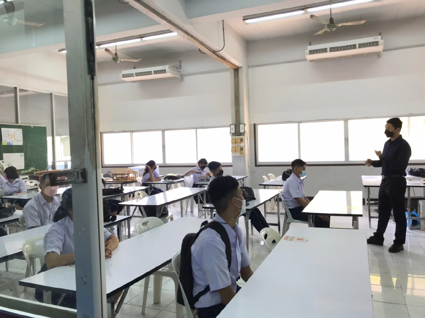 บรรยากาศการเปิดเทอมวันแรกของวิทยาลัยเทคนิคมีนบุรี