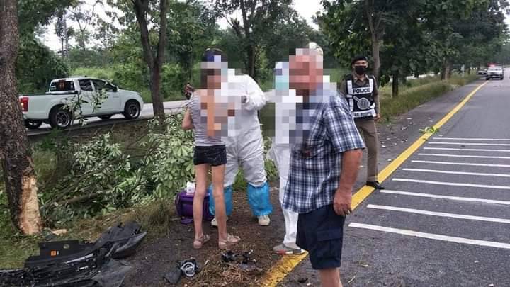 สองสามีต่างชาติซิ่งเก๋งฝ่าสายฝนชนต้นไม้-โชคดีแค่เจ็บ