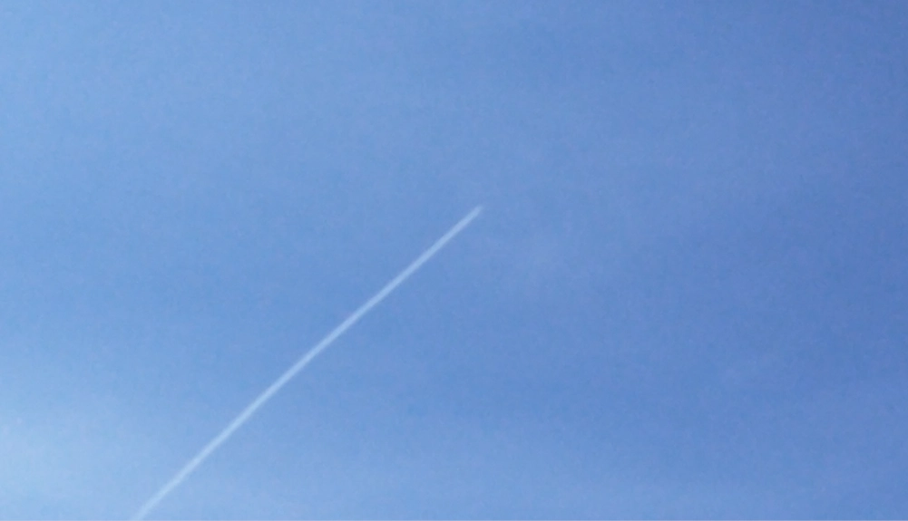 ตื่นควันจรวดปริศนา พุ่งเหนือท้องฟ้าสกลนคร 2 ลูก