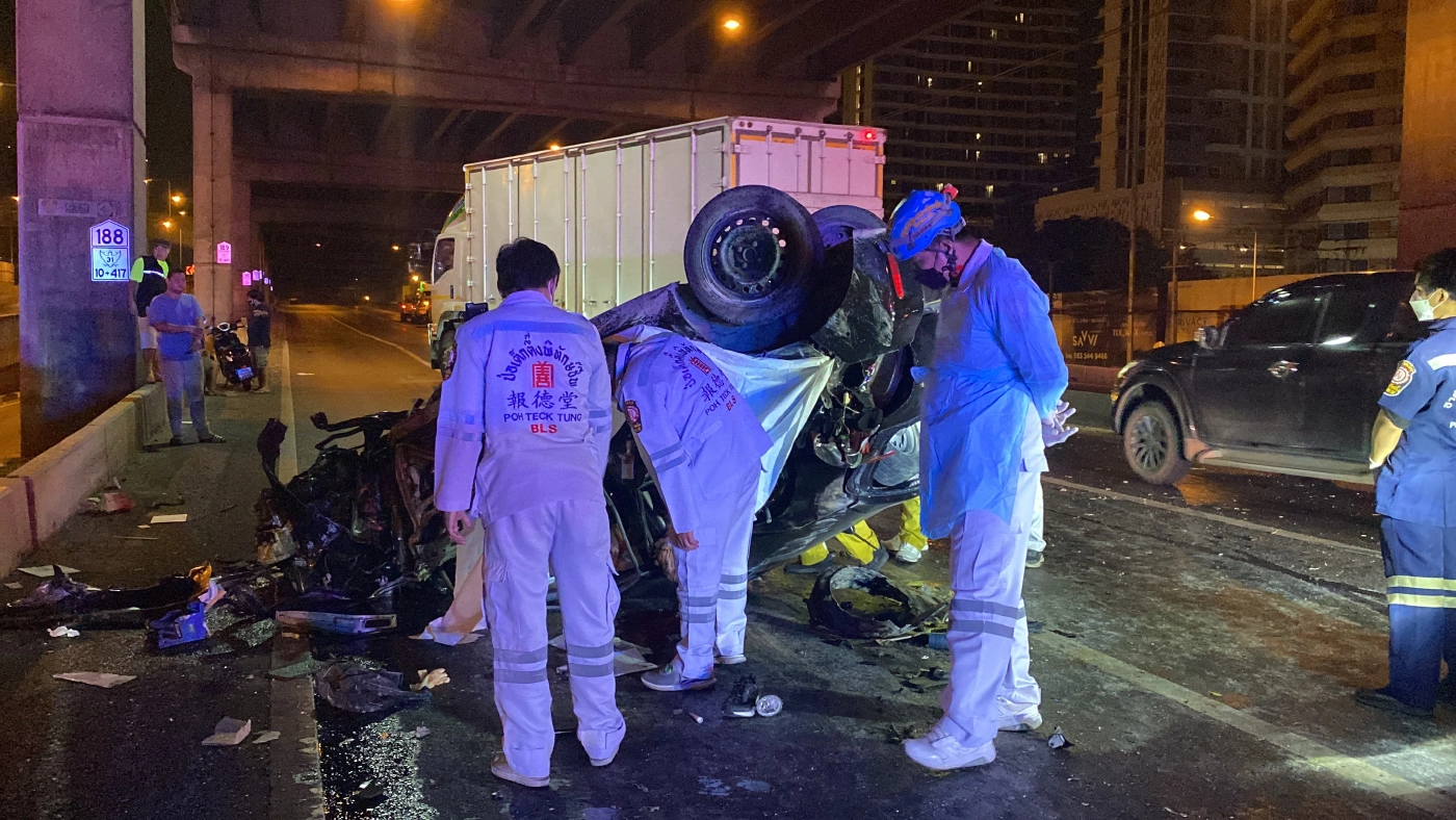 รถชนกันบนเชิงสะพานข้ามแยกลาดพร้าว ยับ รถก่อเหตุ คนขับดับคาเข็มขัดนิรภัย