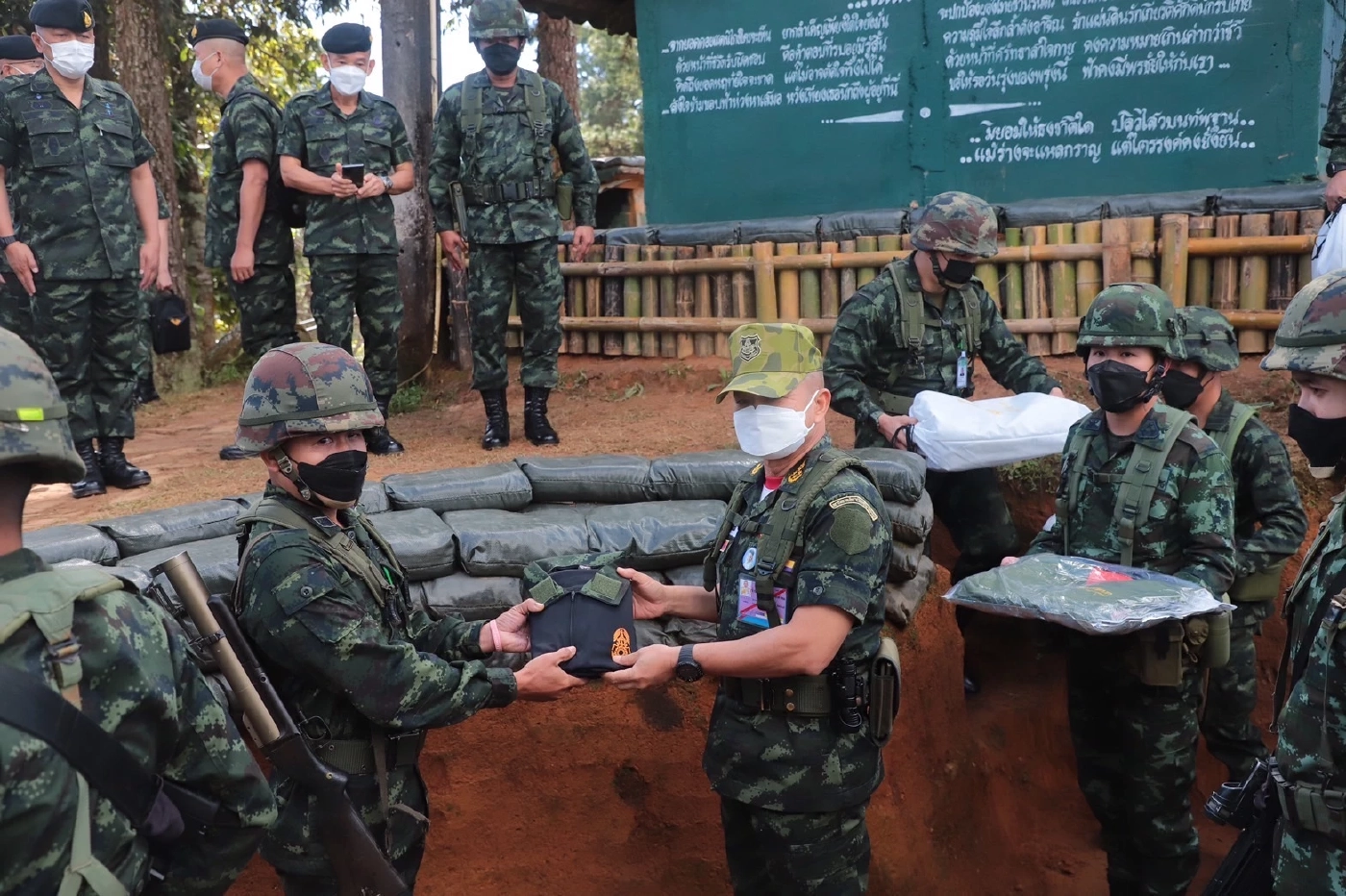 ผบ.ทบ.ขึ้นเหนือมอบเครื่องกันหนาวให้ชาวเขามูเซอลาบา พร้อมเยี่ยมกำลังพล