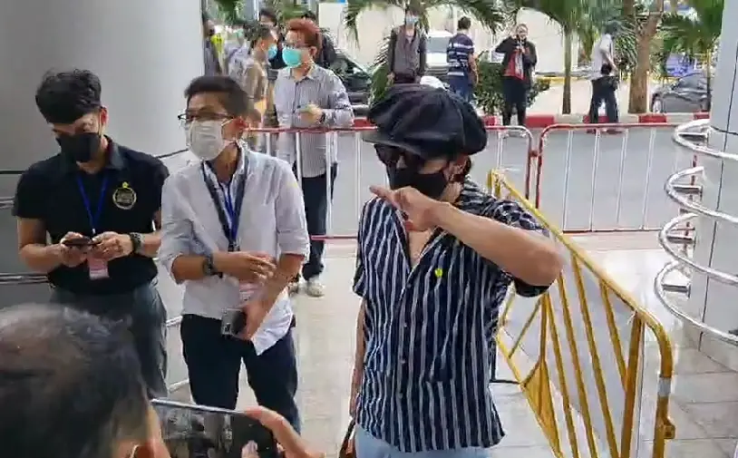 ไม่รอด! "รุ้ง" ถูกศาลสั่งถอนประกันคดีปักหมุดสนามหลวง