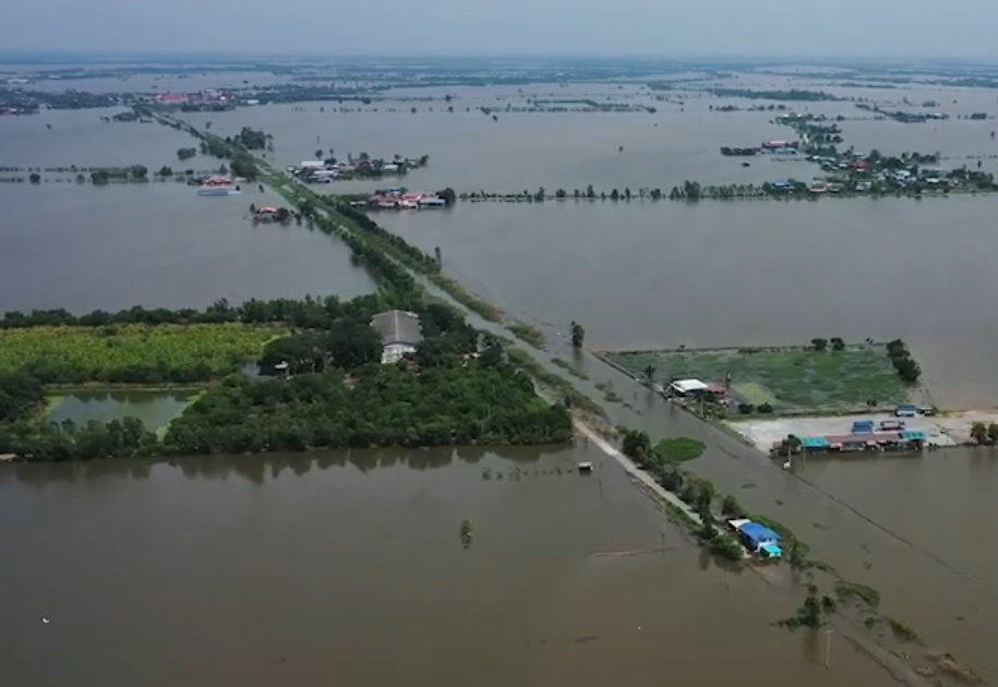 ชาวบ้านปิดถนนสุพรรณ-กรุงเทพ จี้เปิดประตูระบายน้ำ สุดระทมรับน้ำแทนคนกรุง