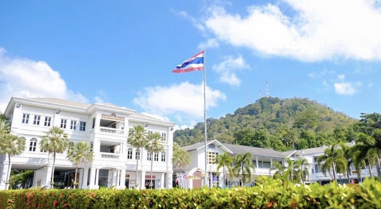 สั่งเด้ง 2 ครูหนุ่มโรงเรียนดังภูเก็ต ทักแชทคุกคามทางเพศนักเรียน