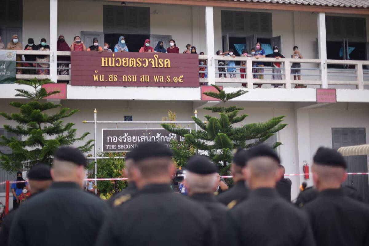 ผบ.ทบ. ลุย ศบค.ส่วนหน้า ย้ำพร้อมสนับสนุนฉีดวัคซีนโควิด-19 ให้ได้ตามเป้า