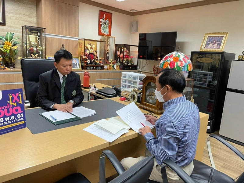 โซเชียลจับโป๊ะ "กกต." ซุก "ตู้แช่ไวน์" ในห้องทำงาน