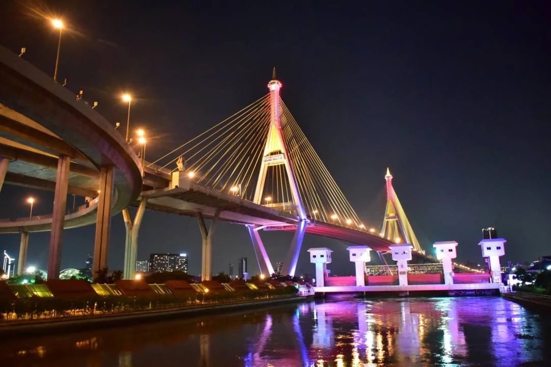 สีสันวันลอยกระทง ชมทัศนียภาพไฟประดับสะพานข้ามแม่น้ำเจ้าพระยา (คลิป)