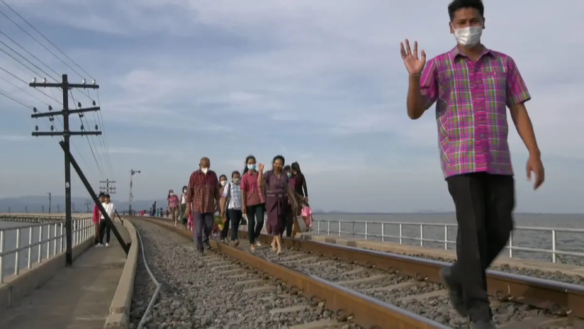 นักท่องเที่ยวแห่ชมสะพานรถไฟลอยน้ำเขื่อนป่าสักชลสิทธิ์