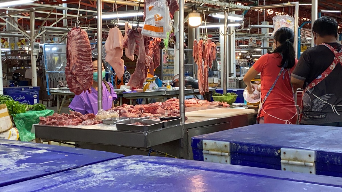 เขียงหมูโคราชพาเหรดขึ้นราคาหลังภัยน้ำท่วมและน้ำมันขึ้นราคา