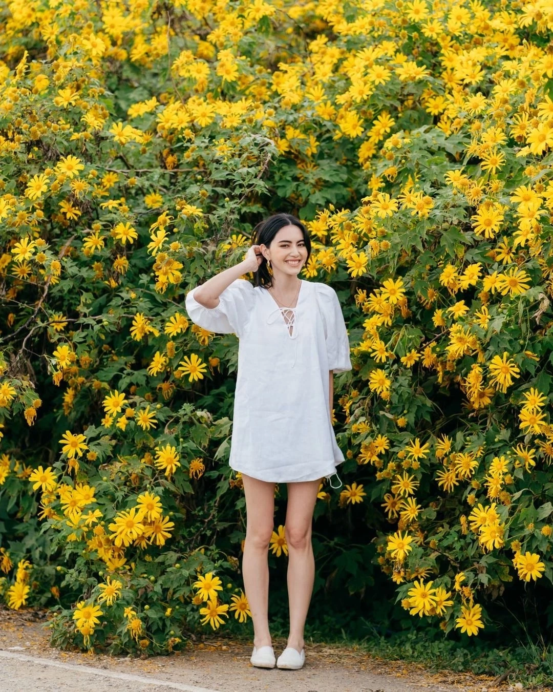 รับลมหนาว “ใหม่ ดาวิกา” โพสต์ภาพสุดน่ารักกับทุ่งบัวตอง ดอยแม่อูคอ