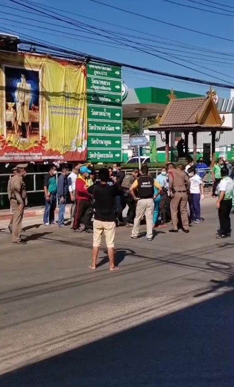 ตร.-พลเมืองดี ช่วยชาร์ตตัว "ชายคิดสั้น" กลางสามแยก