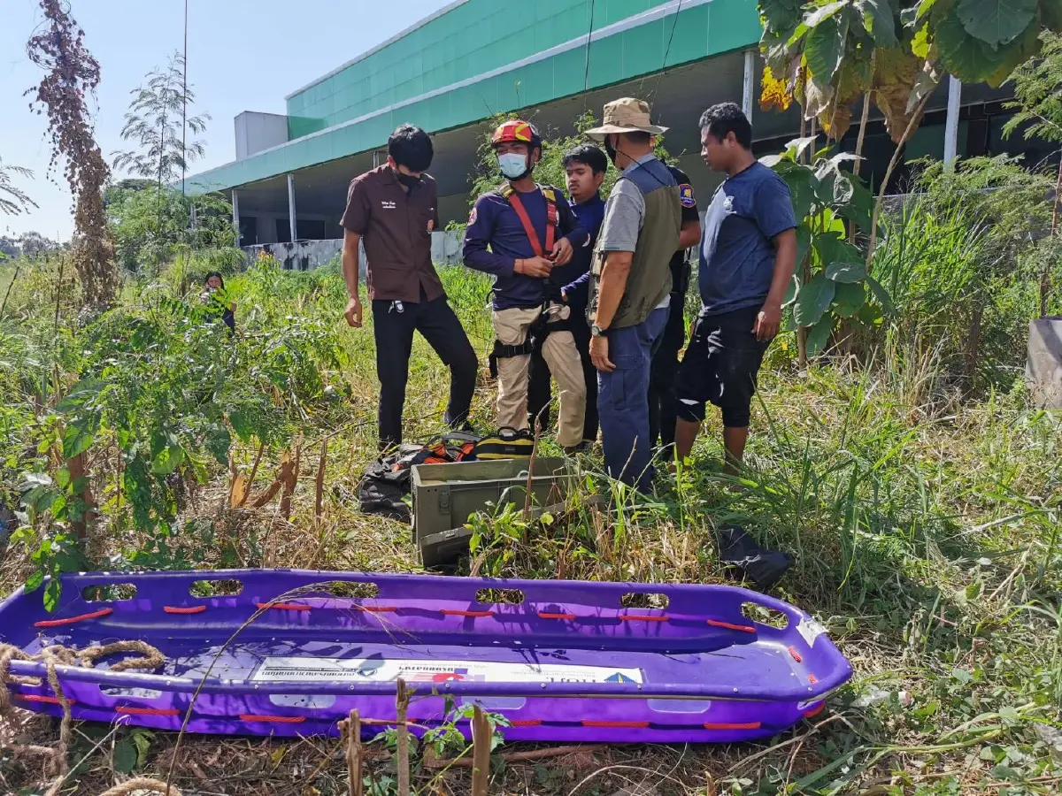 ลุ้นระทึกหนุ่มใหญ่ชักเกร็ง ติดบนป้ายโฆษณาสูงกว่า 20 เมตร
